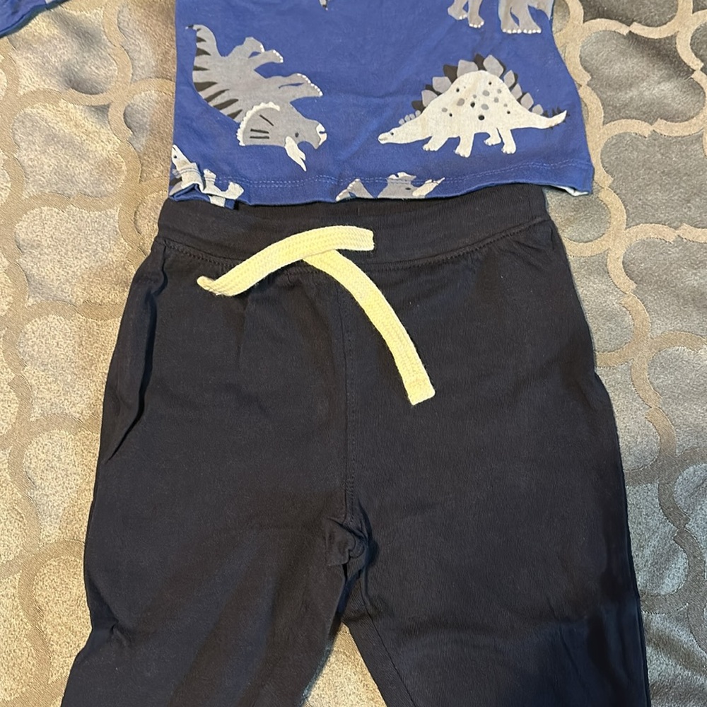 Old navy little boy 👦 pajama set size 12-18 months - Picture 3 of 8